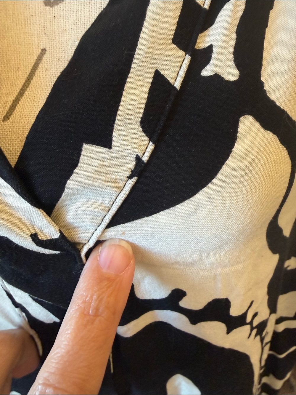 H&M Black and Cream V Nexk Floral Tunic - Picture 2 of 5